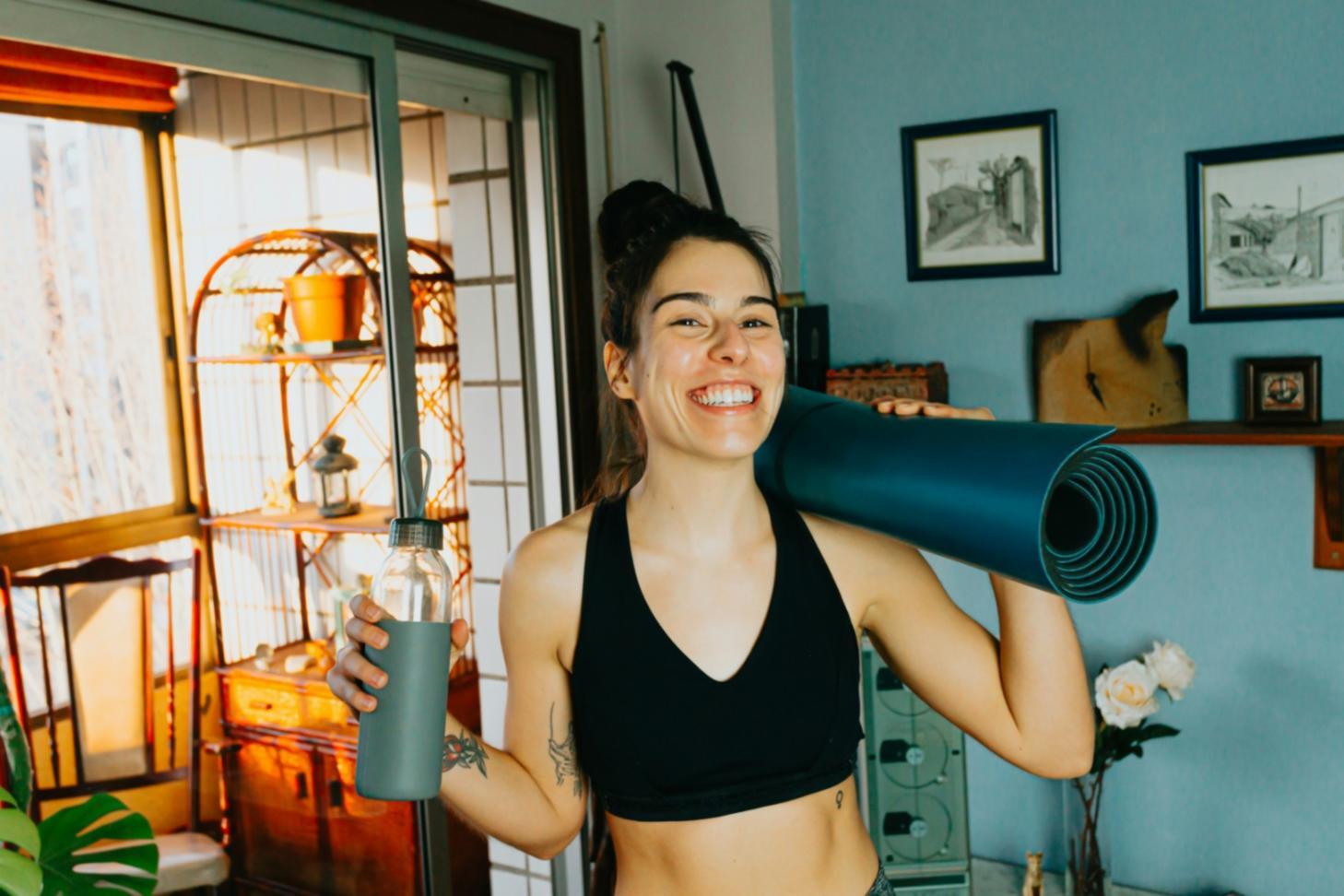 Instructor guiando práctica de yoga en sesión personalizada